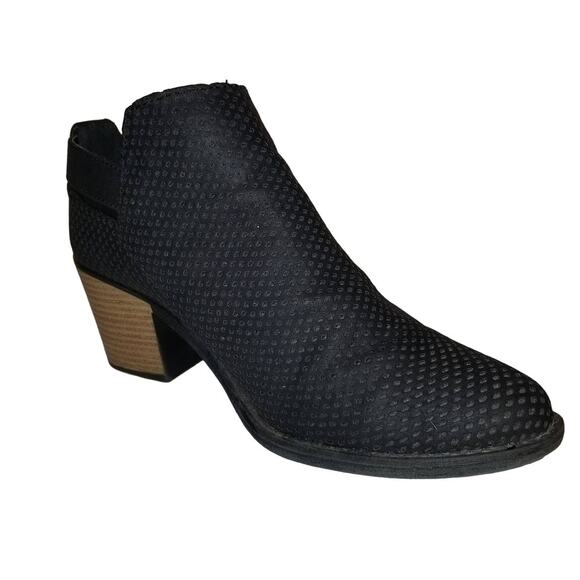 Qupid Tobin Women's Preforated Closed Toe Ankle Bootie Size 8 Buckle closure - Picture 1 of 5